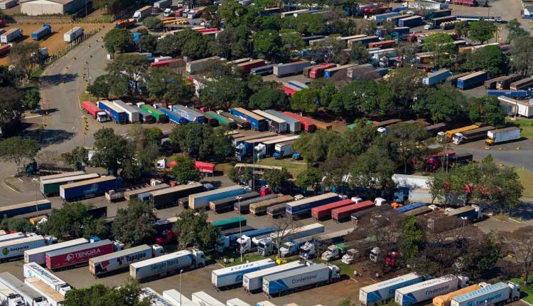 Exportadores do Paraguai pedem fim da fila de caminhões na fronteira