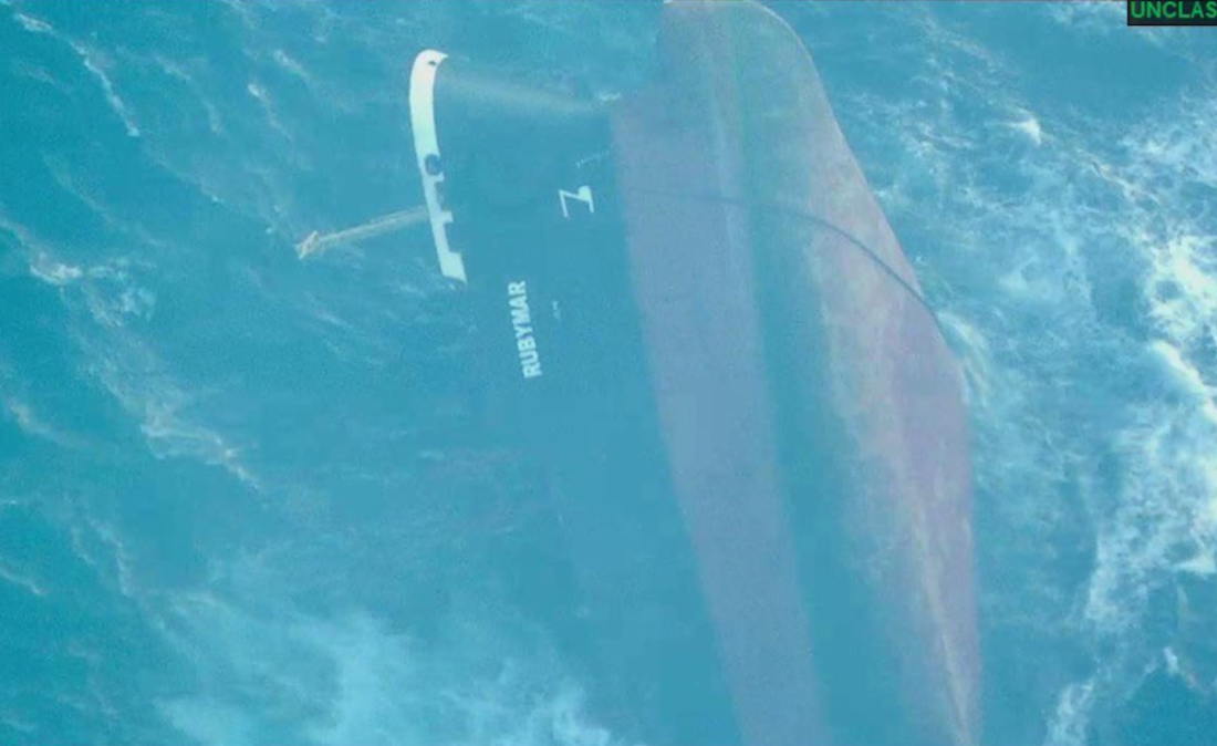 Navio de carga afunda no Mar Vermelho dias após ser atacado por rebeldes Houthi, dizem EUA