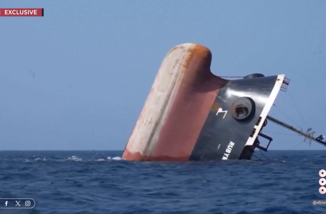 No Mar Vermelho, ataques hostis contra navios de carga podem causar danos ambientais