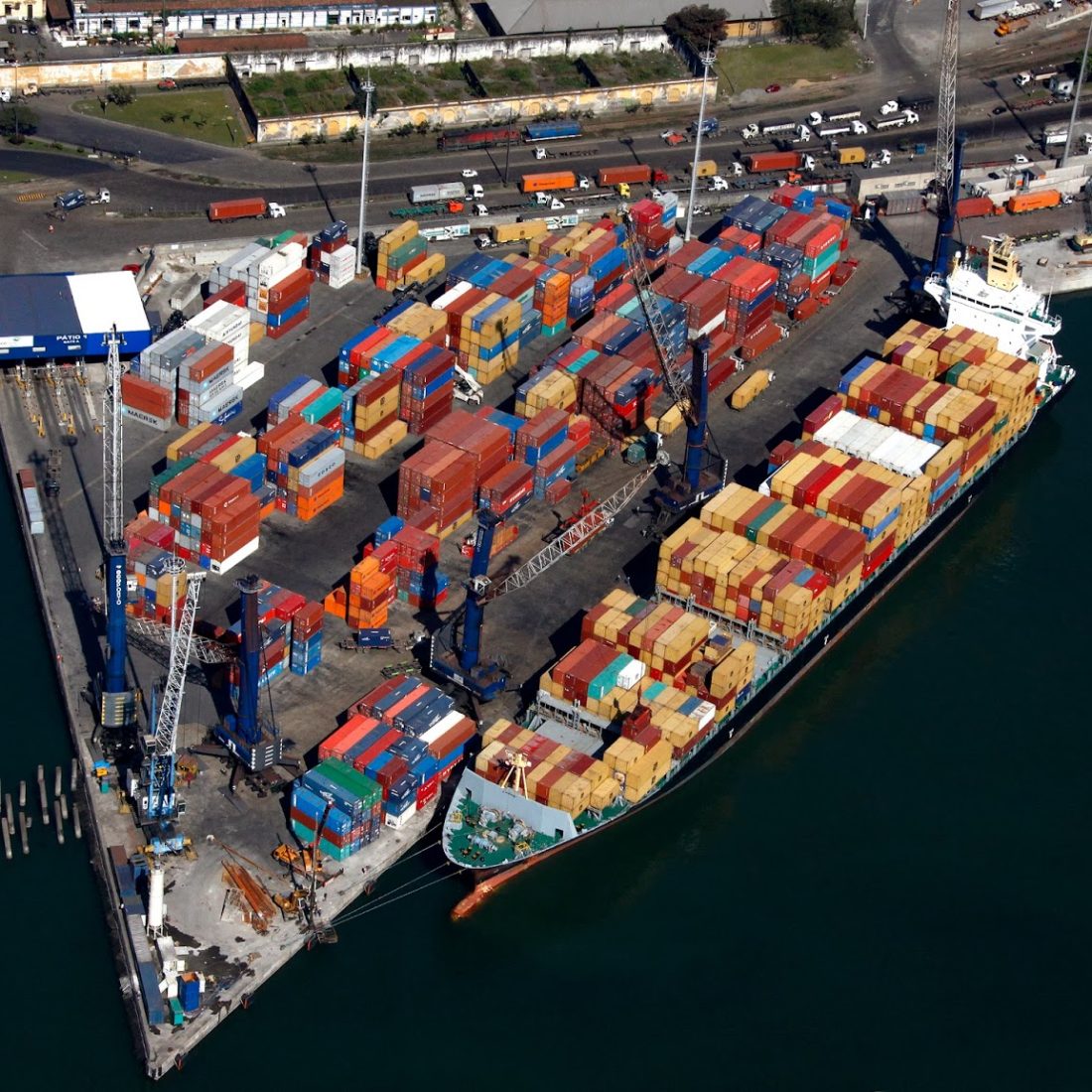 Sem espaço no porto de Santos, contêineres migram para outro estado.