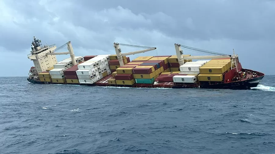 Navio cargueiro afunda na costa da Índia com produtos ‘perigosos’ a bordo